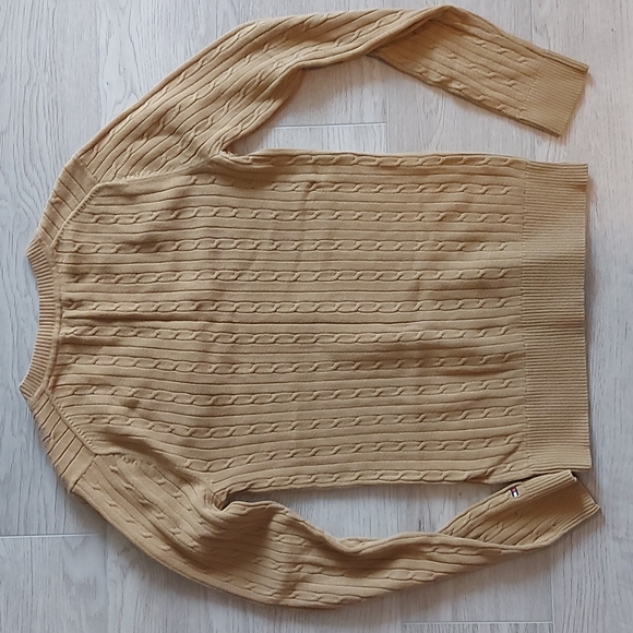 2 for $25 - Tommy Hilfiger Tan Cable Knit VNeck Sweater - Picture 4 of 4